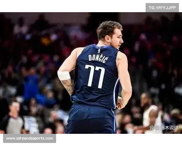 终场哨响，东契奇独坐板凳席凝视技术统计