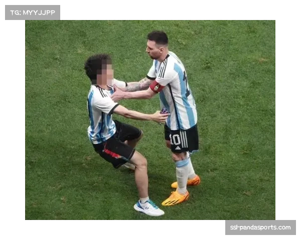 球迷冲入场内庆祝导致比赛中断，被保安迅速带离