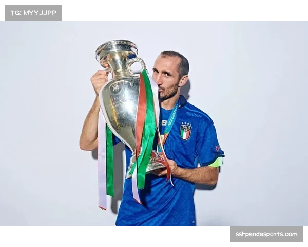 特写：告别战前，基耶利尼在都灵指导年轻后卫防守技巧